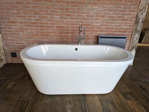 Baignoire ilot ovale contemporaine. Sainte-Colombe-prs-Vernon (27)