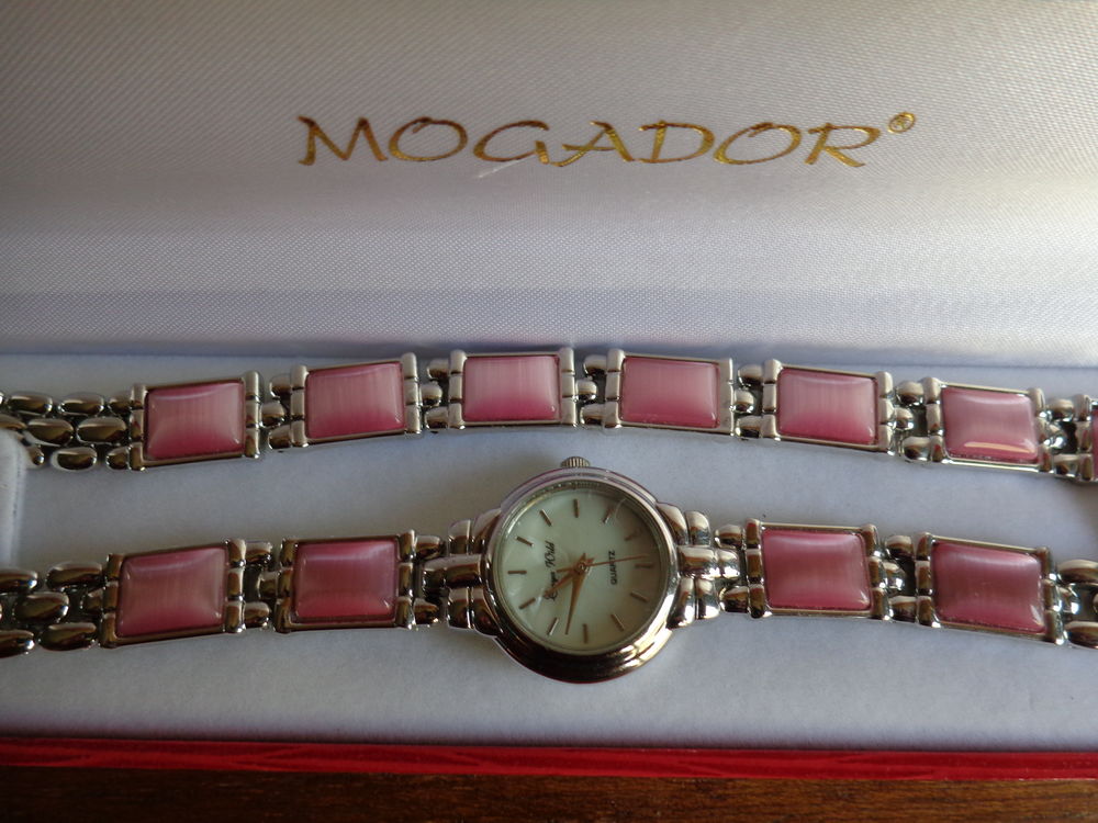 Coffret avec montre et bracelet. Bijoux et montres