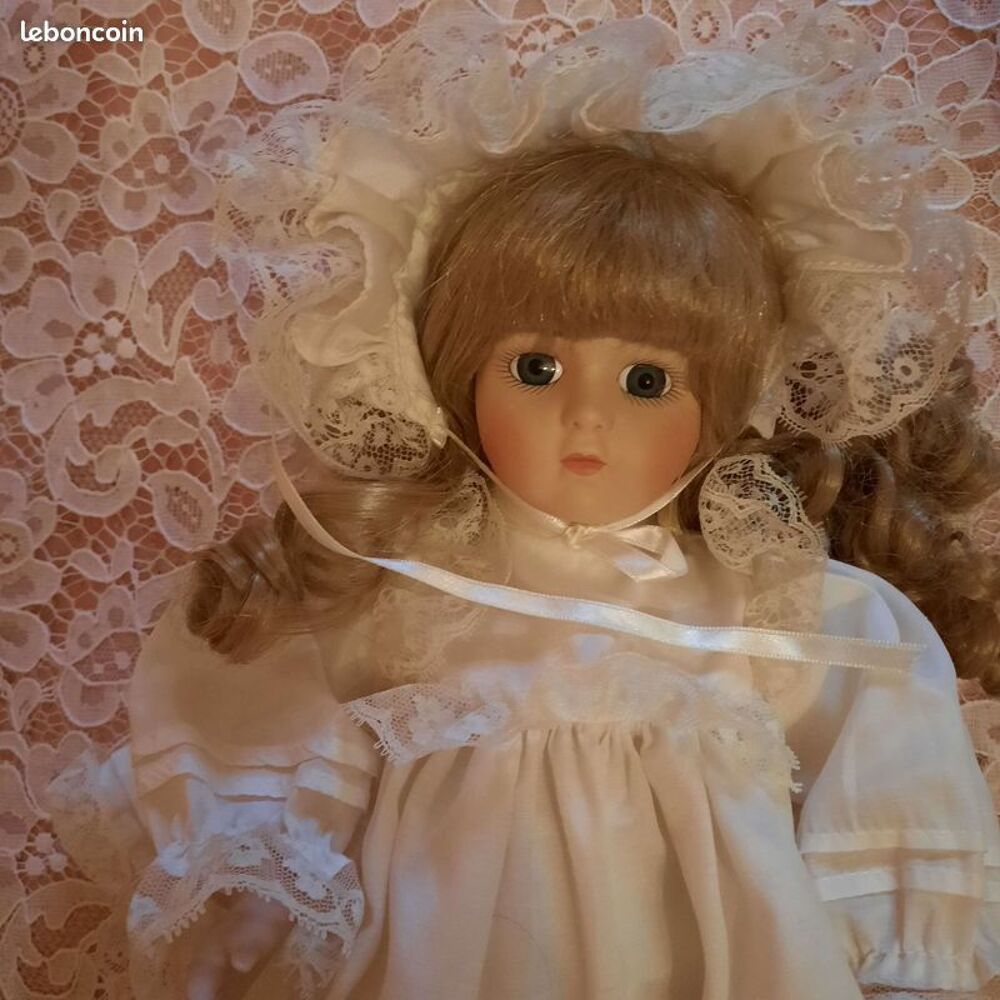 Poup&eacute;e porcelaine 