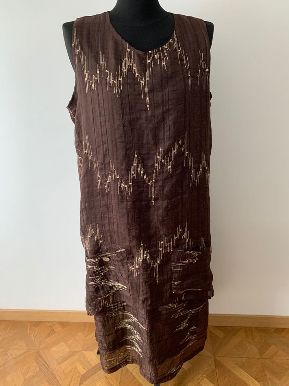 Belle robe sans manches a doublure Taille 46 Vêtements
