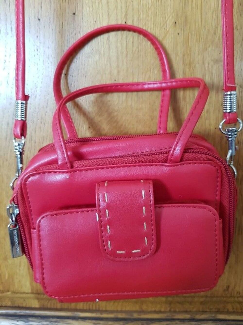 Petit sac rouge plusieurs poches porte monnaie dedans qui se Maroquinerie