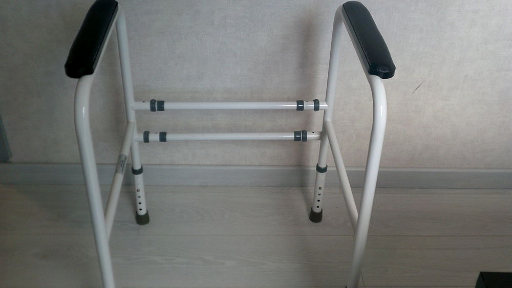   CADRE DE TOILETTES 