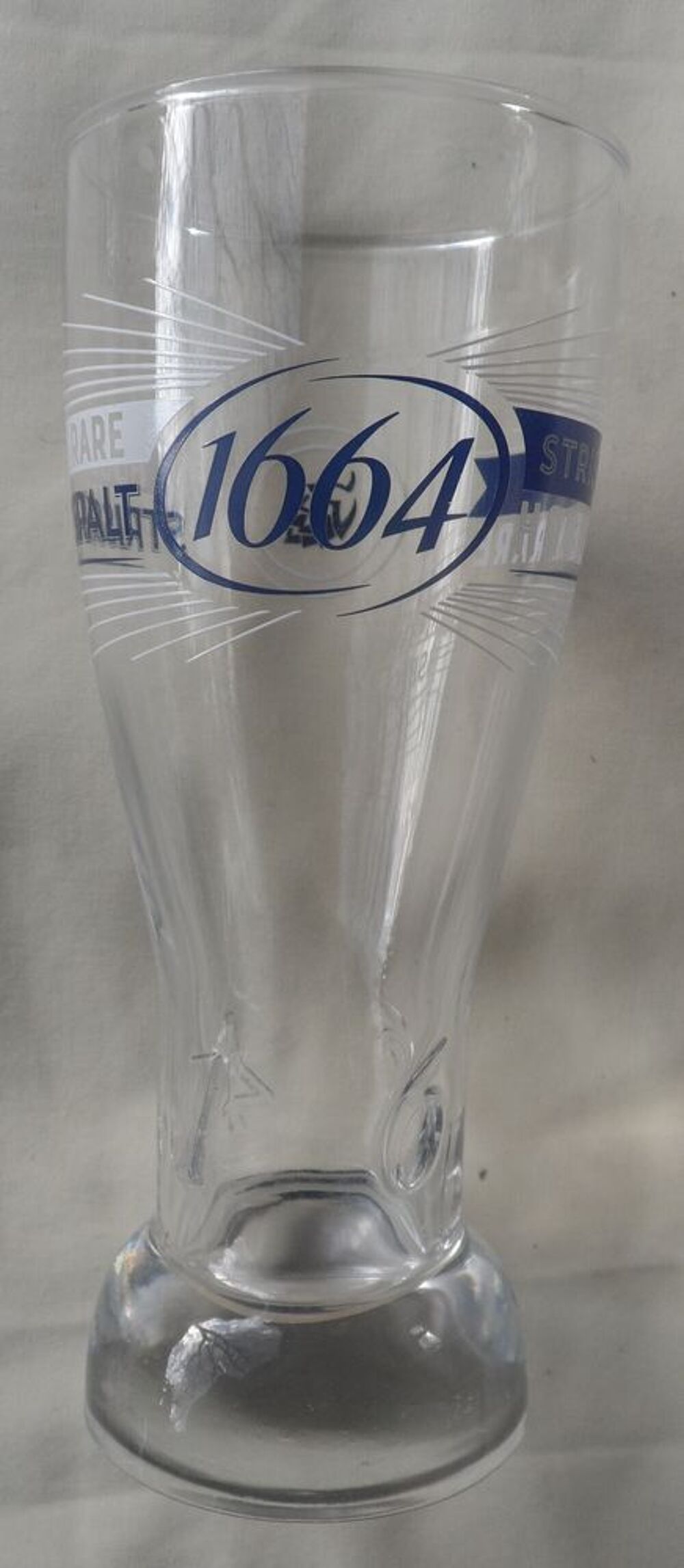 Verre &agrave; bi&egrave;re haut 1664 tr&egrave;s d&eacute;cor&eacute; le logo 1664 est grav&eacute; Cuisine