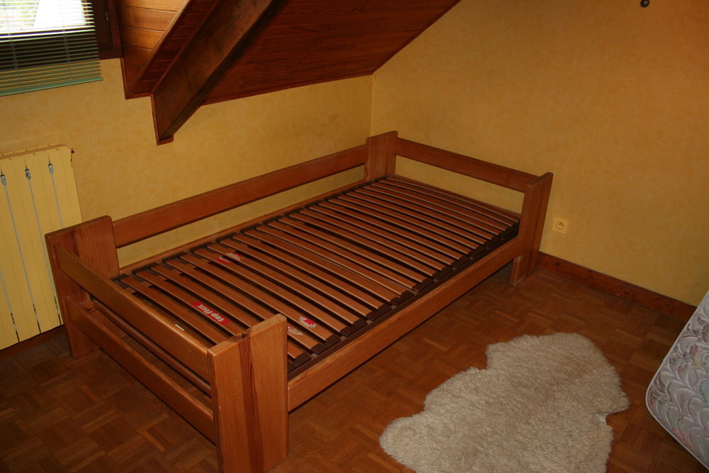 LIT AVEC SOMMIER + ARMOIRE +BUREAU Meubles