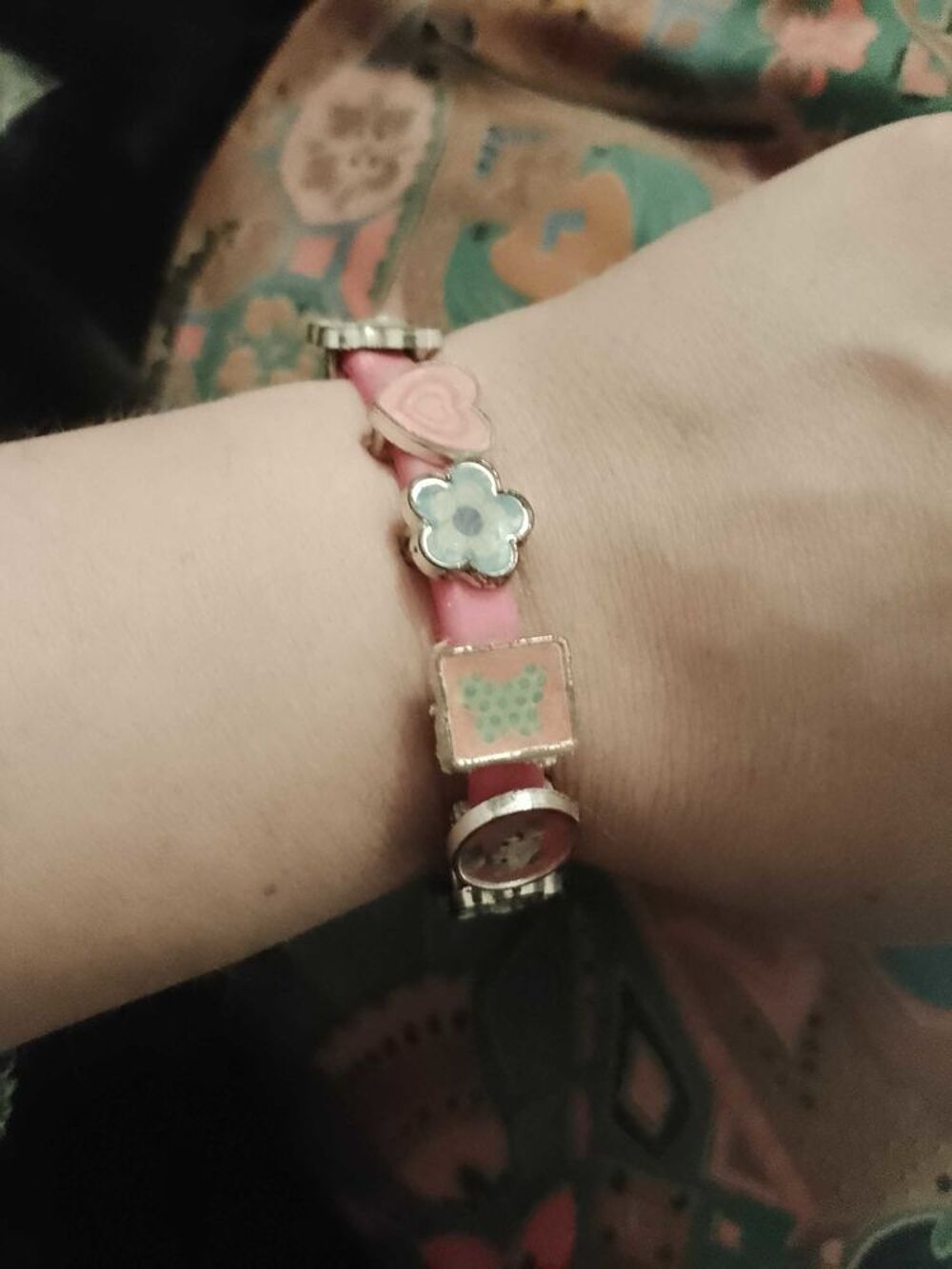 bracelet en plastique rose motifs multicolores enfants. Bijoux et montres