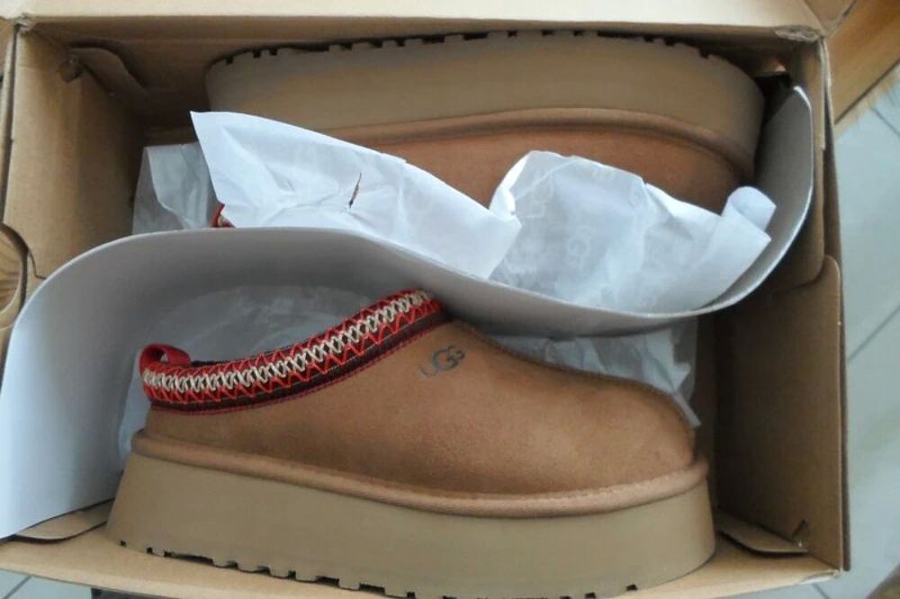 Chaussons UGG tazz NEUF Jamais porter Chaussures