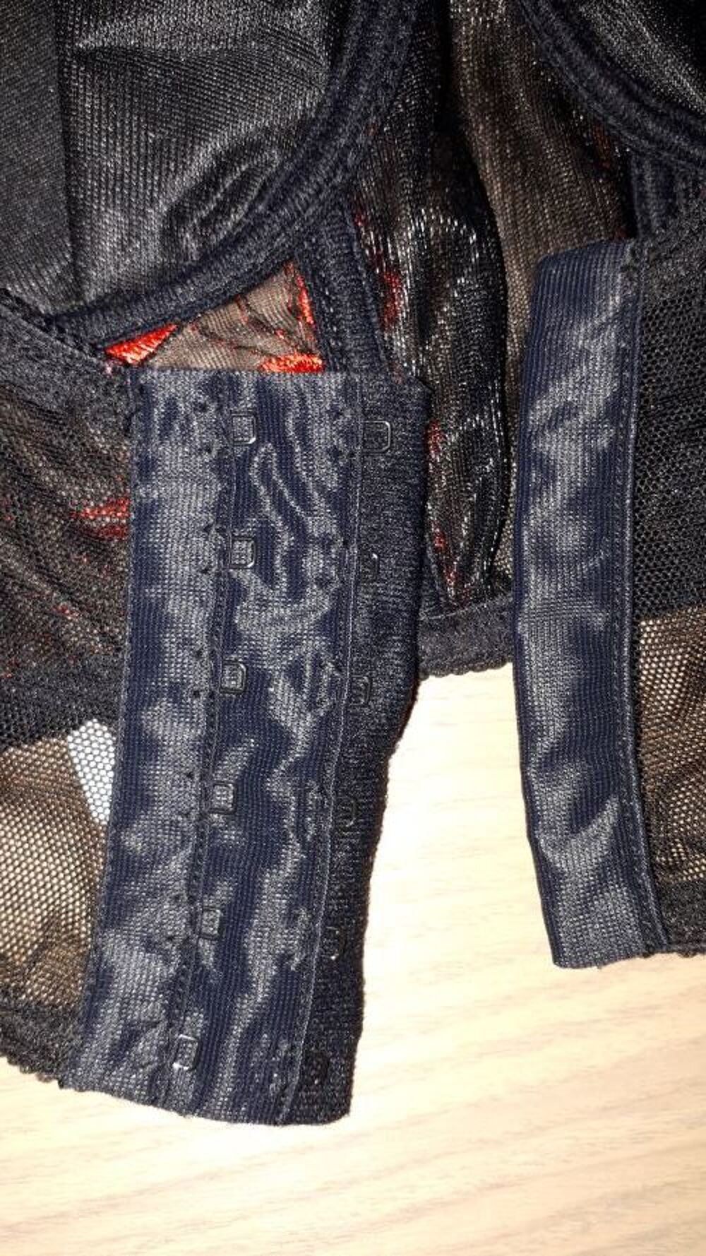 Soutien-gorge bustier noir et rouge taille 85 A Vêtements