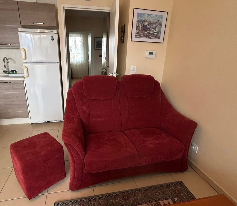 &Agrave; saisir canap&eacute; 2 places en tissu bordeaux avec son pouf Meubles