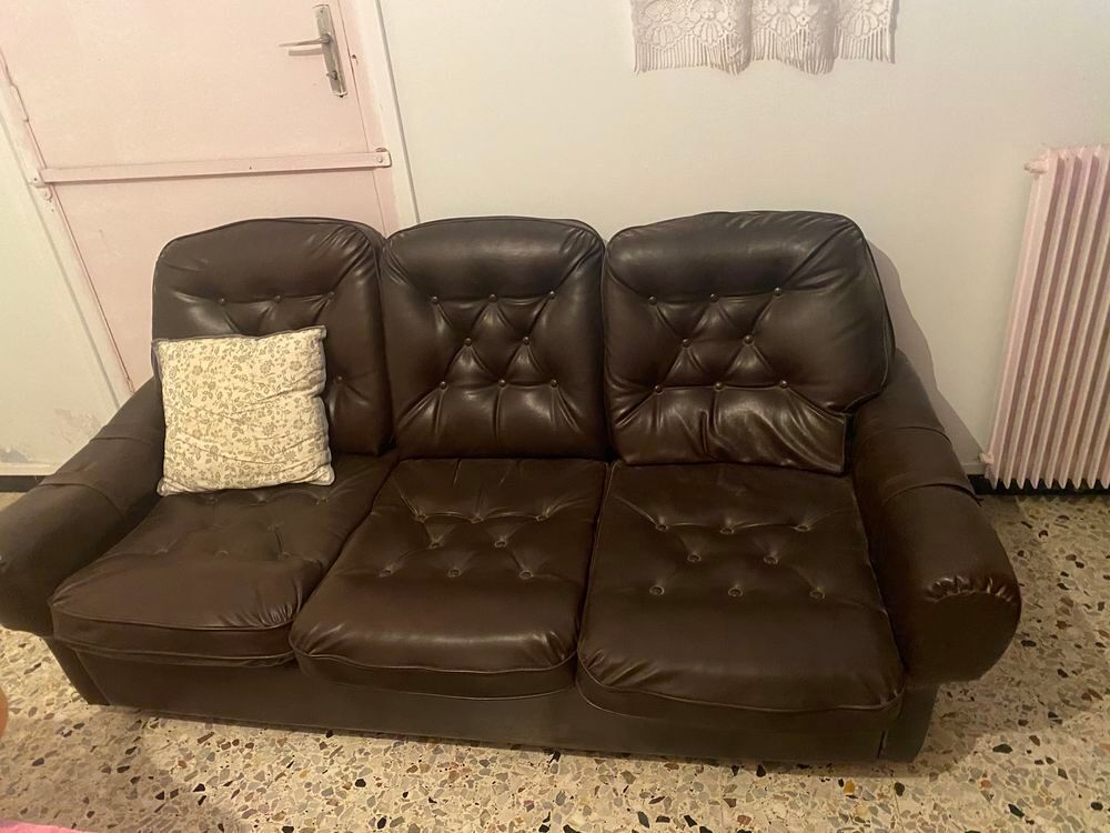 un canap&eacute; trois places et deux fauteuils Meubles