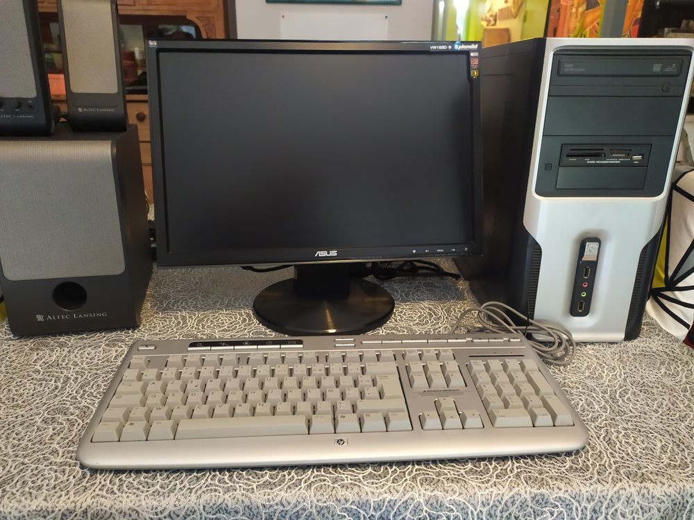 Ensemble ordinateur de Bureau ecran et son Matériel informatique