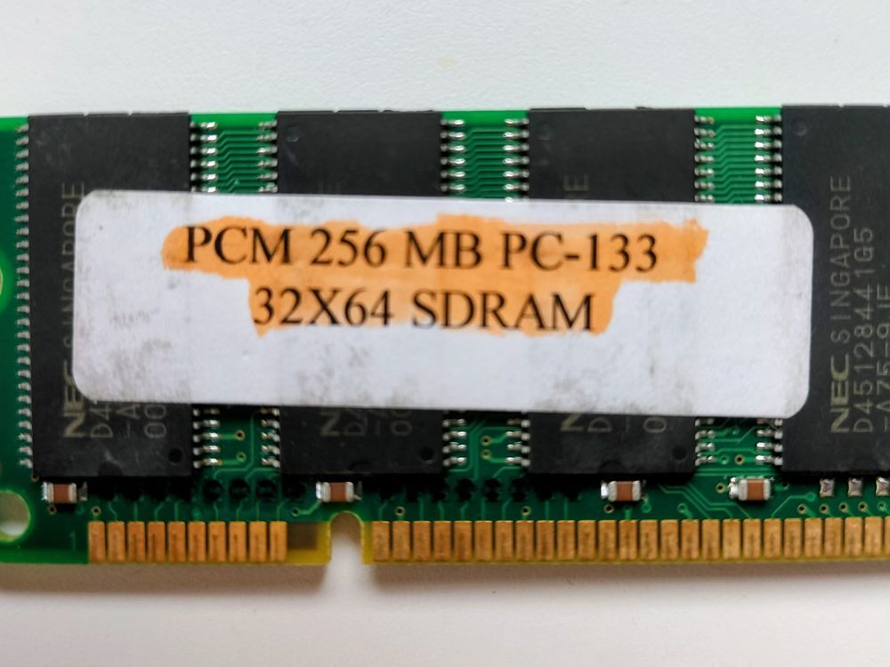 M&eacute;moire "&nbsp;Vintage&nbsp;" DIMM 256 Mo / SDRAM 168Pins / PC133 NEC Matériel informatique