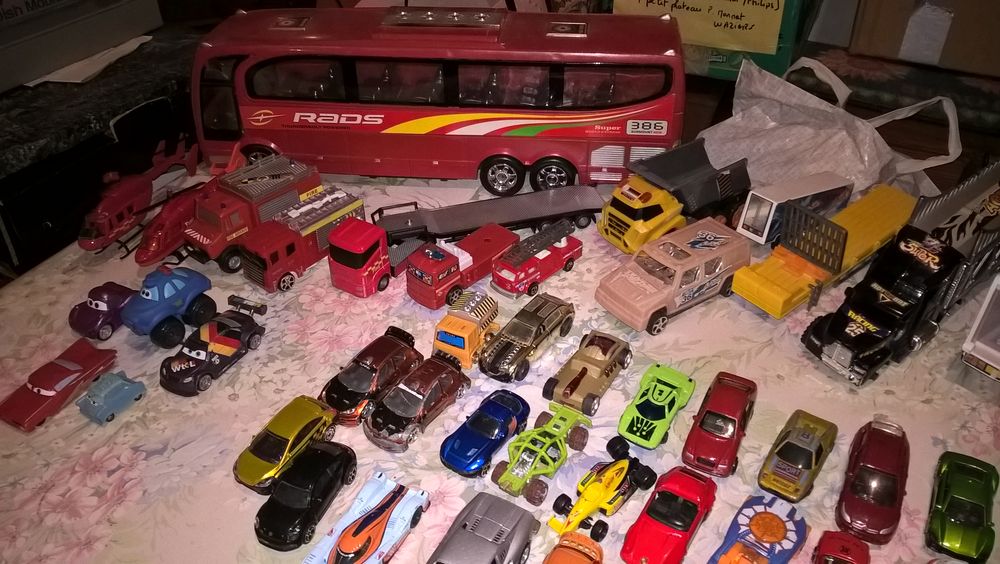 Voitures/camions miniatures. 