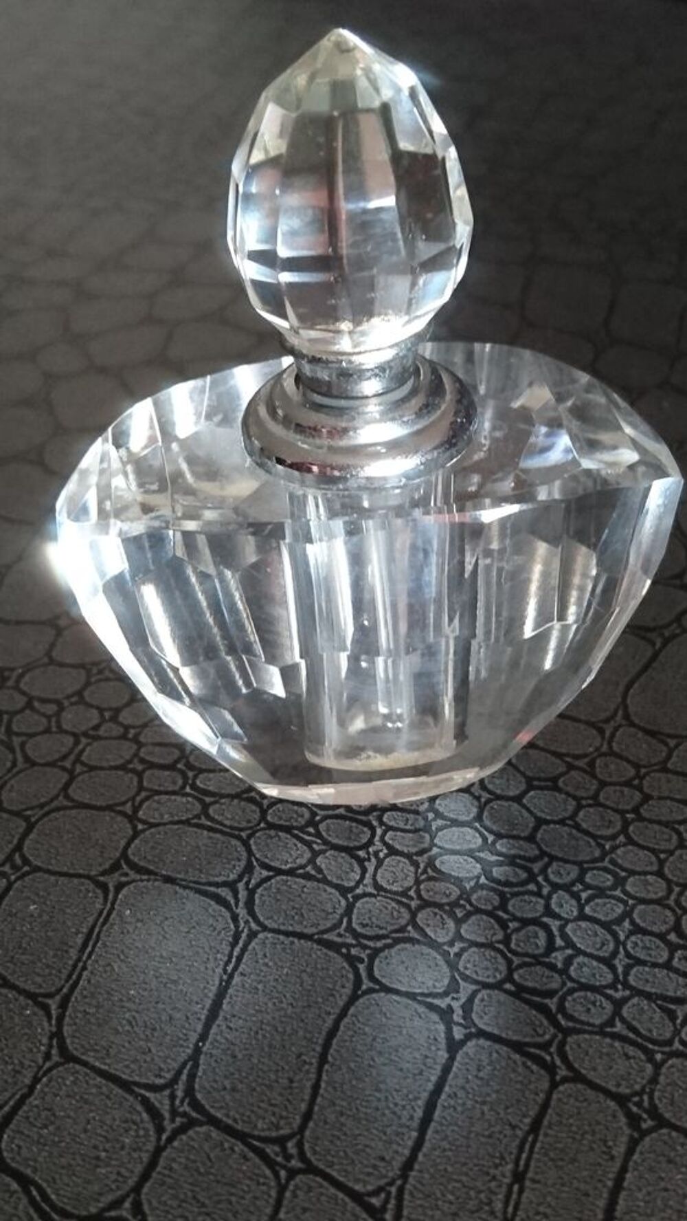  Flacon en verre avec sa tige pour parfum ancien (Atlas) 