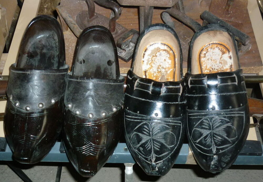 2 paires de sabots en bois. Chaussures