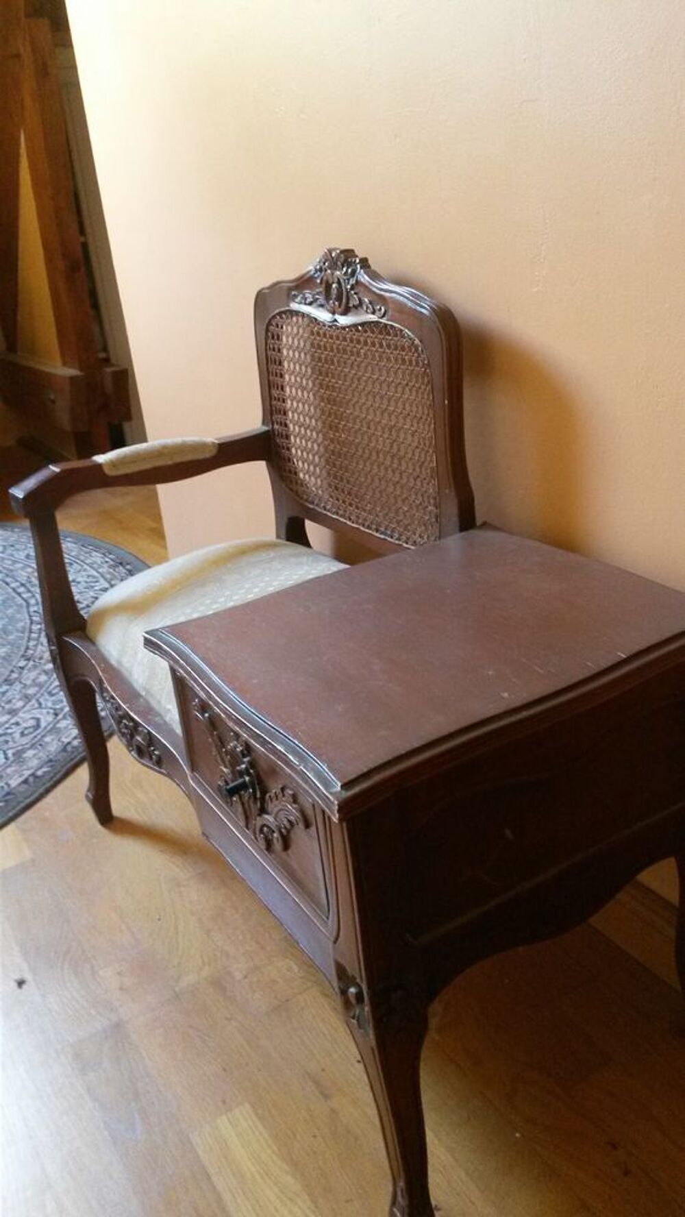 Chaise- table pour t&eacute;l&eacute;phone Meubles