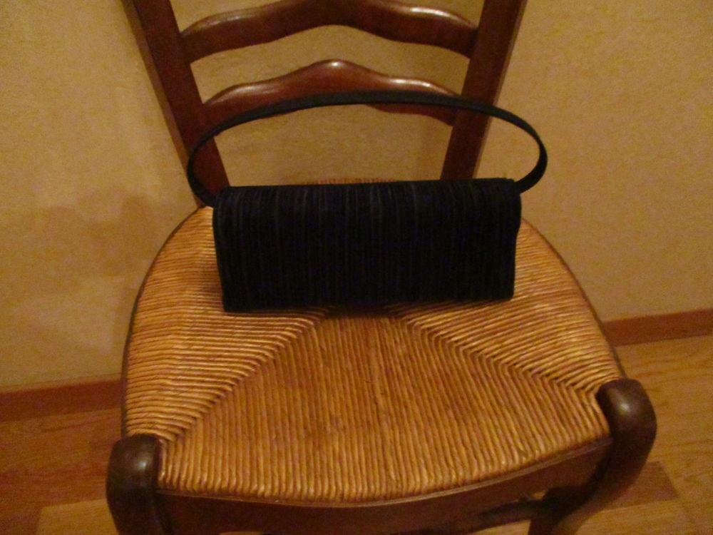 sac noir NEUF en tissus avec bandouli&egrave;re (c&eacute;r&eacute;monie ou autre Maroquinerie