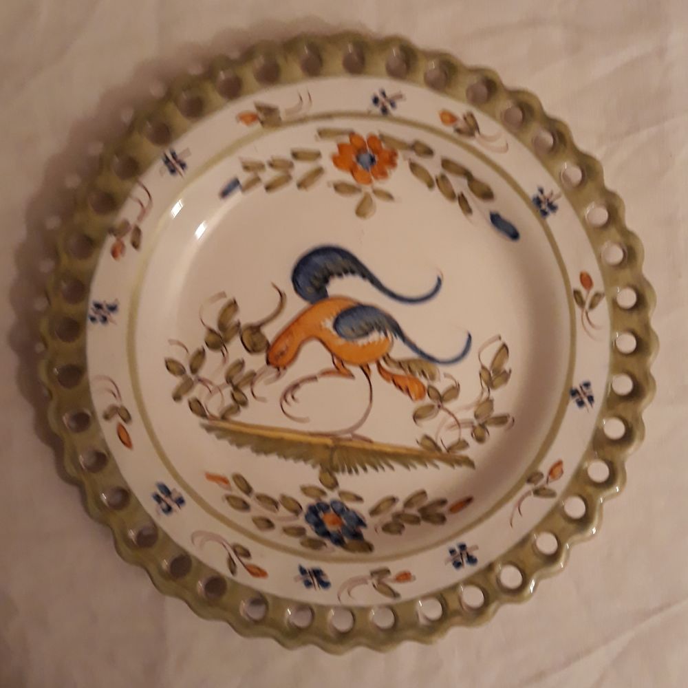 Assiette de collection Moustiers. Décoration