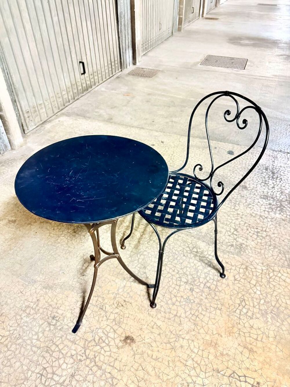 table en fer forg&eacute; avec une chaise,tr&egrave;s bon &eacute;tat Jardin