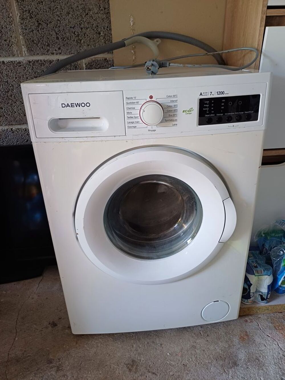 une.machine a laver Electroménager