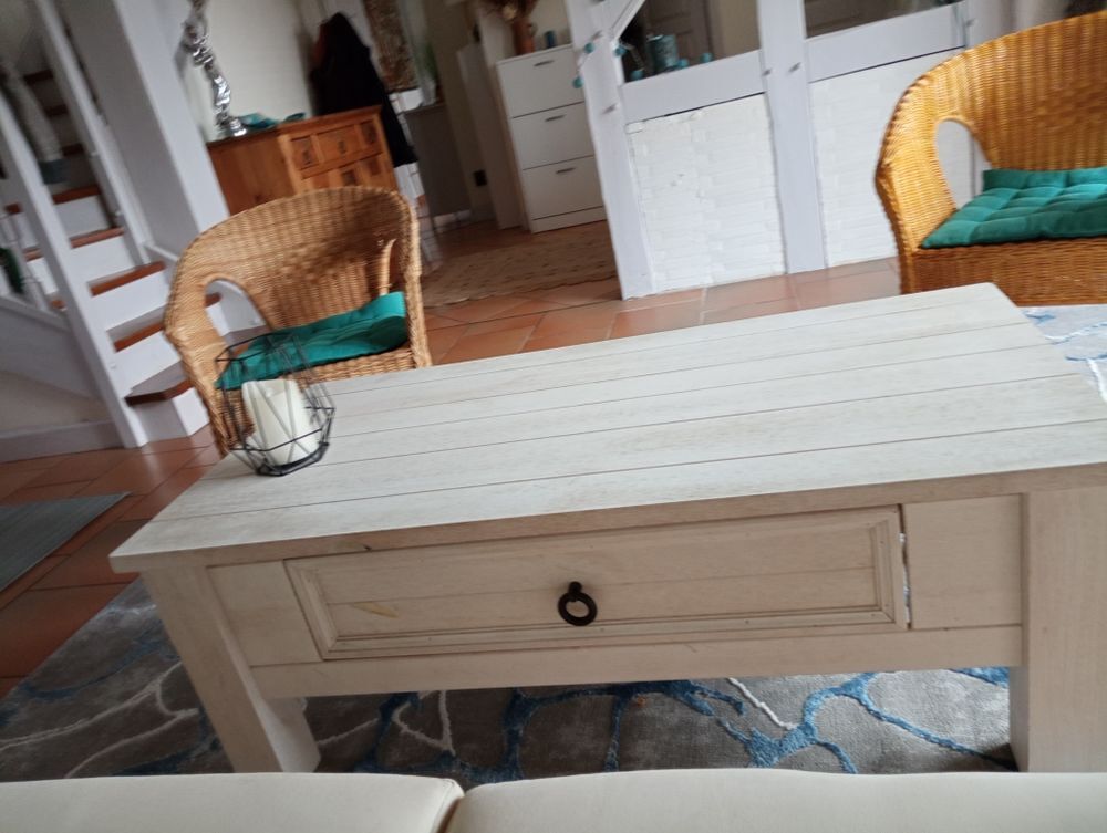 coffre maie ancienne &agrave; 100€ , une commode a 60€ et une table basse en bon &eacute;tat avec tiroir de bonne contenance a 50€ Meubles