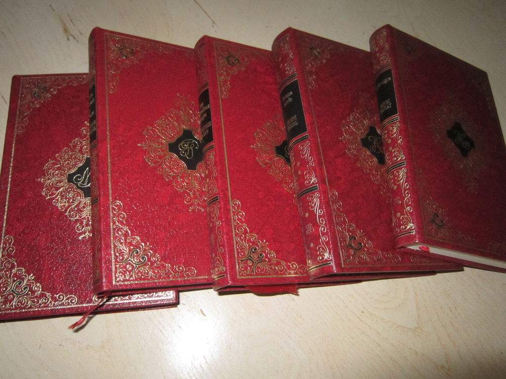 Collection de cinq (5) livres avec couverture or et rouge
Livres et BD
