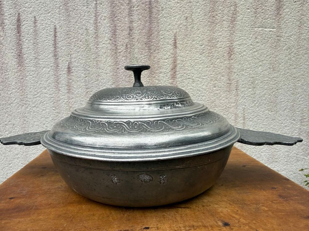 petite soupi&egrave;re en &eacute;taim Décoration