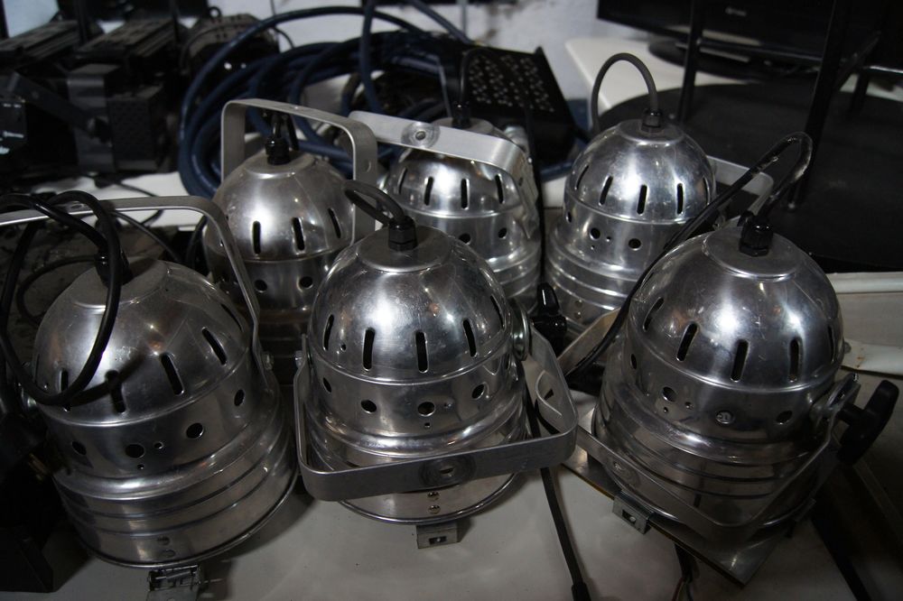 Equipement pour cabaret lumi&egrave;re et table console de mixage Audio et hifi