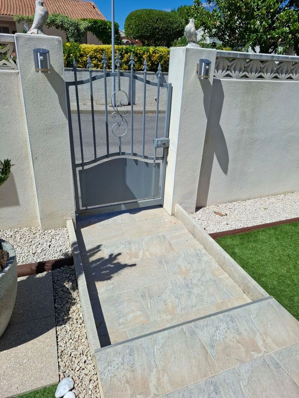 Portail/Portillon en fer.
Jardin
