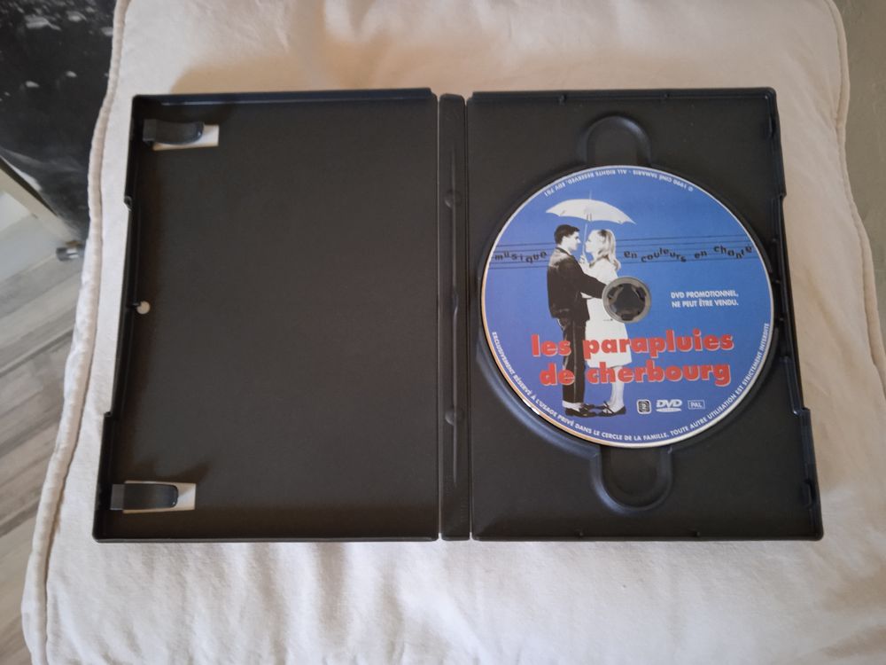 DVD Les Parapluies de Cherbourg
1990
Excellent &eacute;tat
En Fr DVD et blu-ray