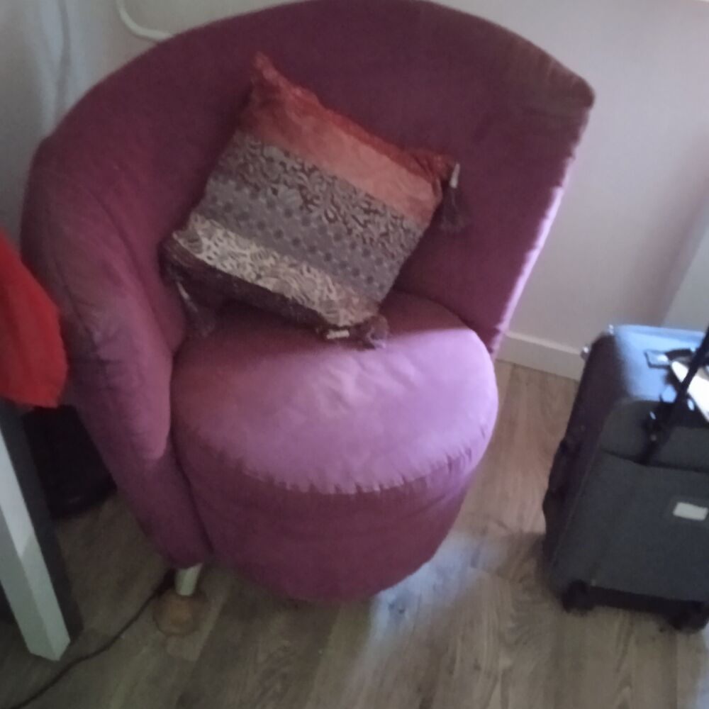 Gros fauteuil violet dossier assym&eacute;trique , largeur 80, haut Meubles