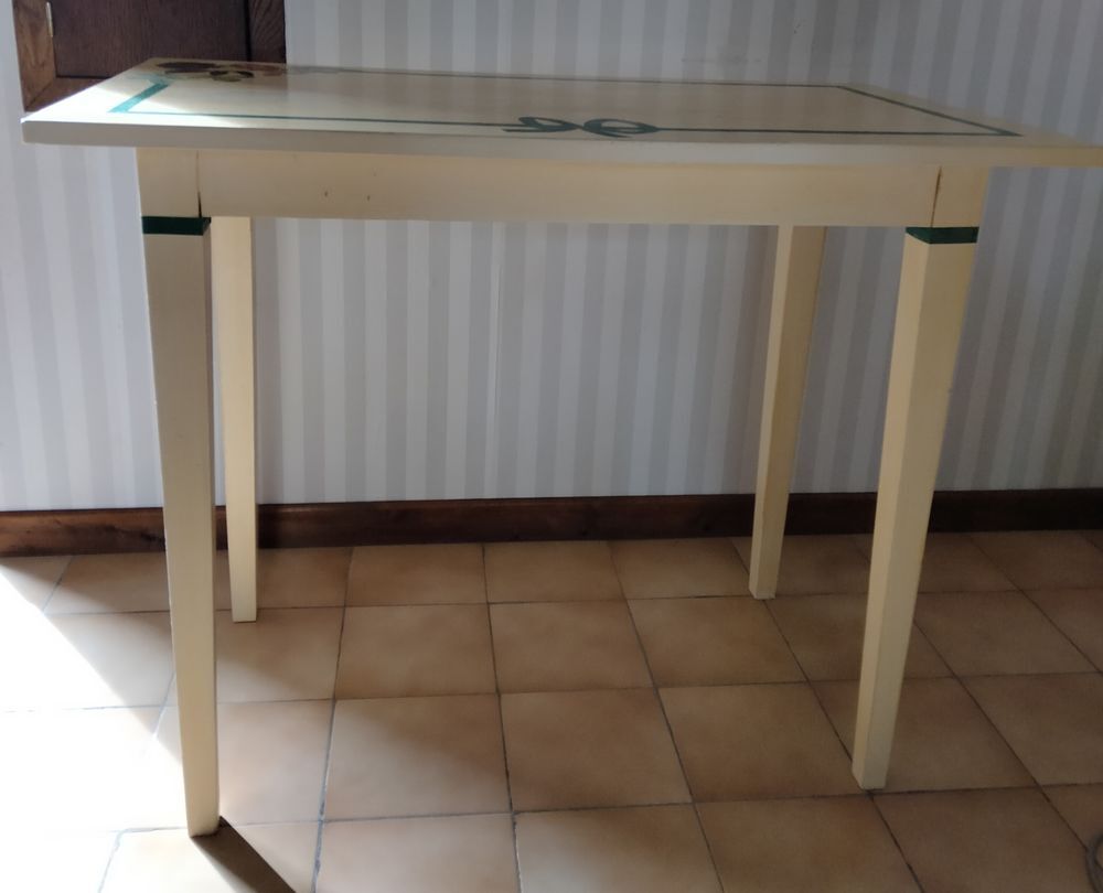 Table rectangulaire. Meubles