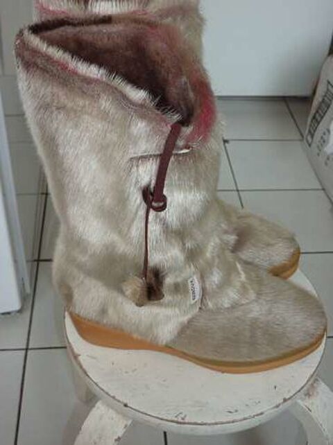 BOTTES  EN  PEAUX  DE  PHOQUE  NEUVES . 80 Paris 19 (75)