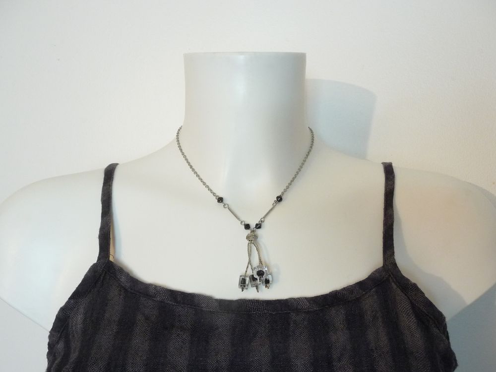 Collier en M&eacute;tal Argent&eacute; avec ses 4 "brindilles"- Neuf Bijoux et montres