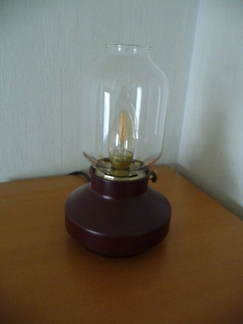 Lampe à poser bordeaux et son ampoule 25 Celles-sur-Belle (79)