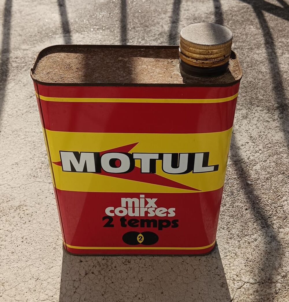 Bidon d' huile automobile 