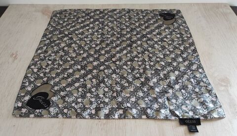 Foulard en soie GUESS 15 Metz (57)