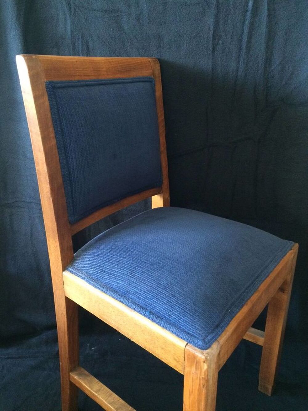 Superbe chaise en bois - tapisserie bleue
Meubles