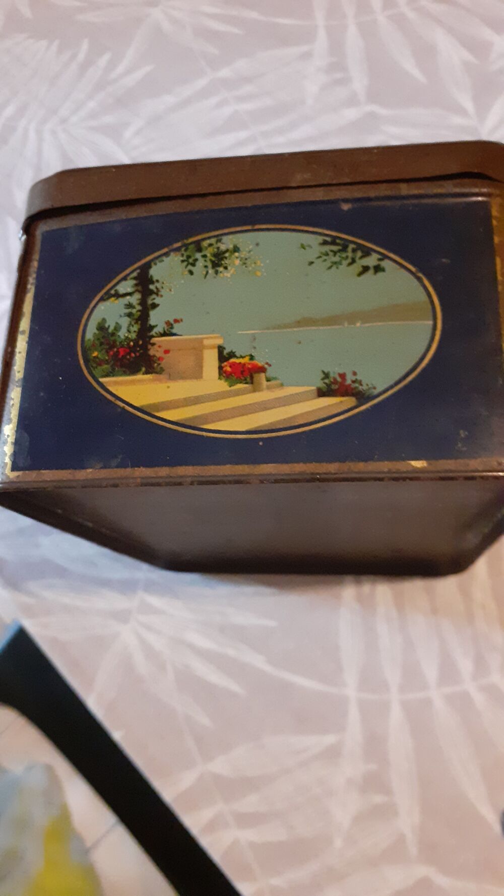 Bo&icirc;te en m&eacute;tal avec boutons vintage 