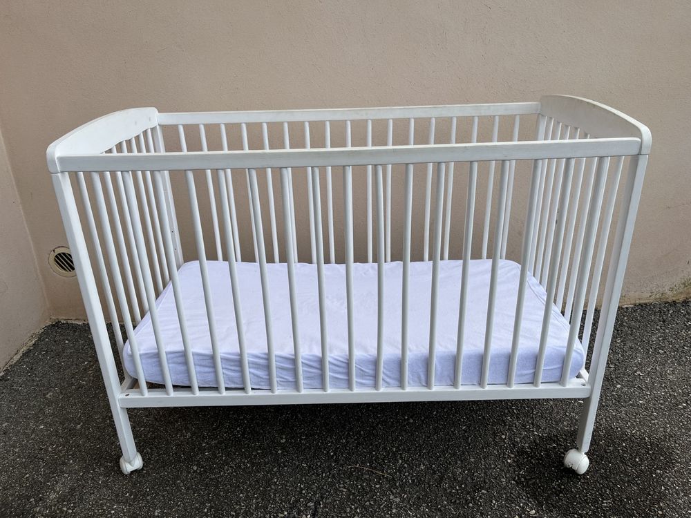 lit b&eacute;b&eacute; avec matelas et prot&egrave;ge matelas 60 x 120 Puériculture
