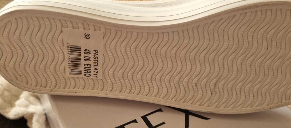 Tr&egrave;s jolies baskets neuves P39 Chaussures