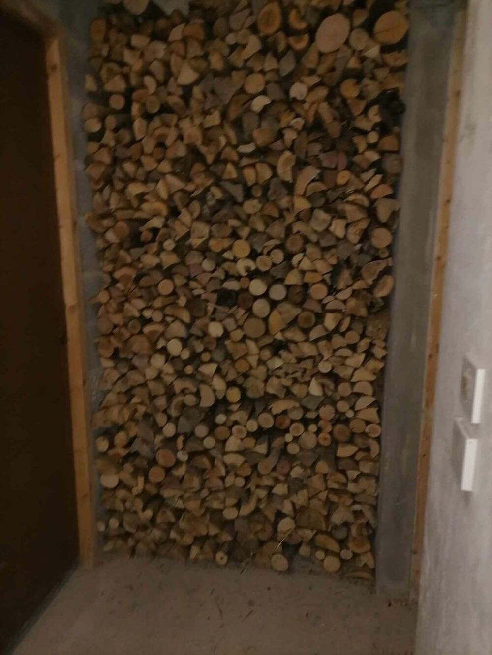 2 st&egrave;res + 1/2 bois sec, a emporter. 
Jardin