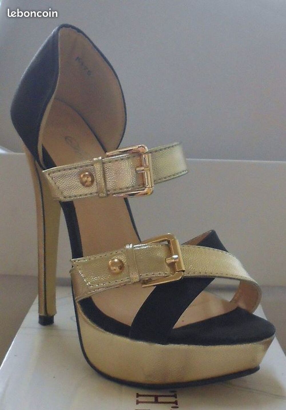 Sandales a talon noir et dor&eacute; neuf. Chaussures