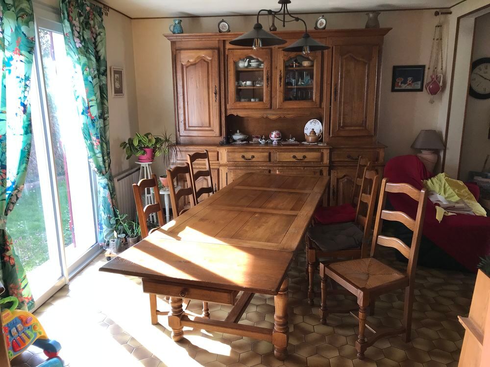 un buffet, une table et 6 chaises en ch&ecirc;ne massif. Meubles