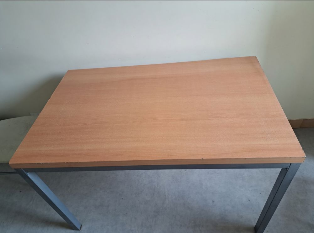 Table a manger et ses quatre chaises Meubles
