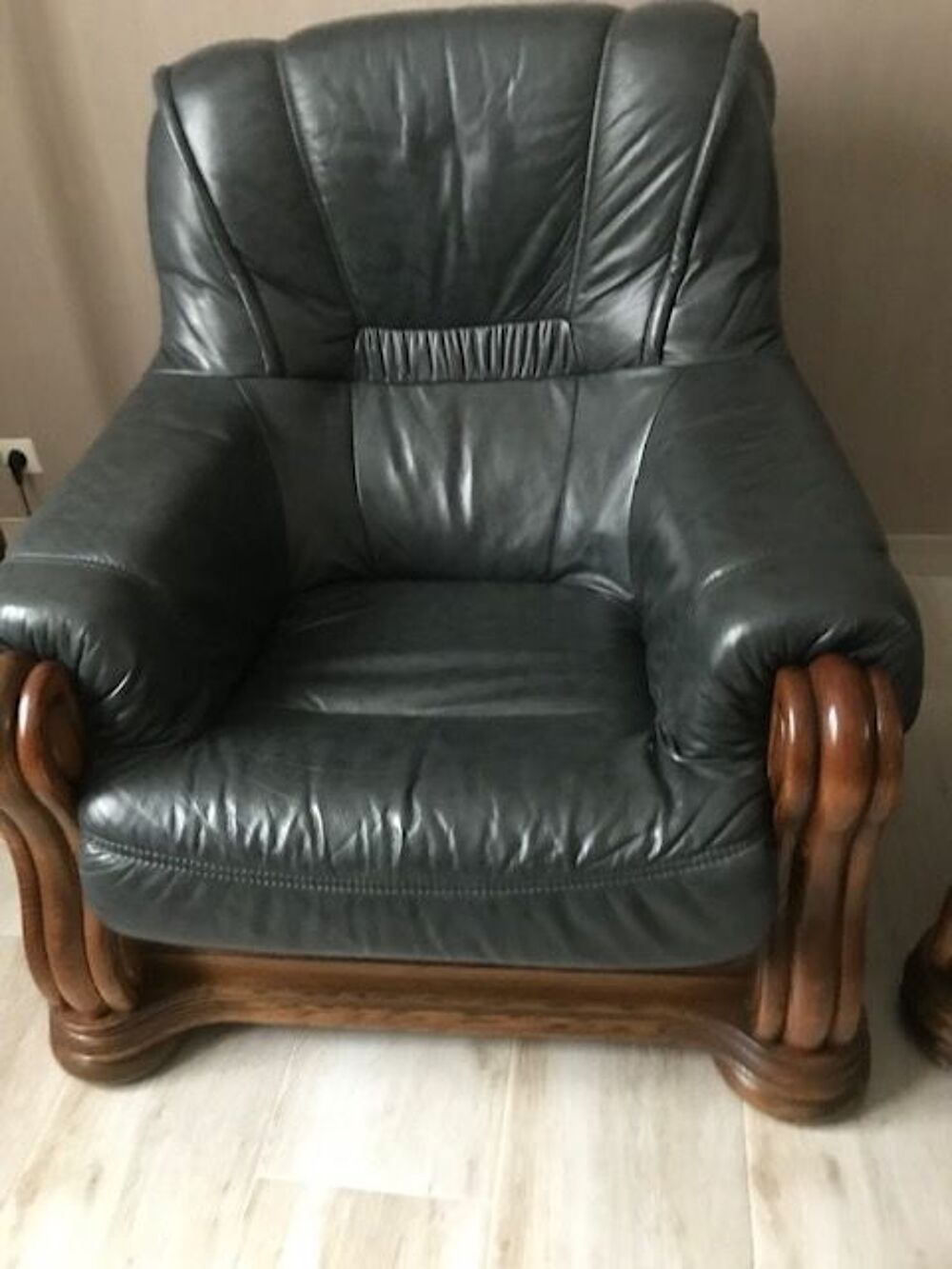 4 Fauteuils bois Belge et cuir noirs 50€ pi&egrave;ce n&eacute;gociable Meubles