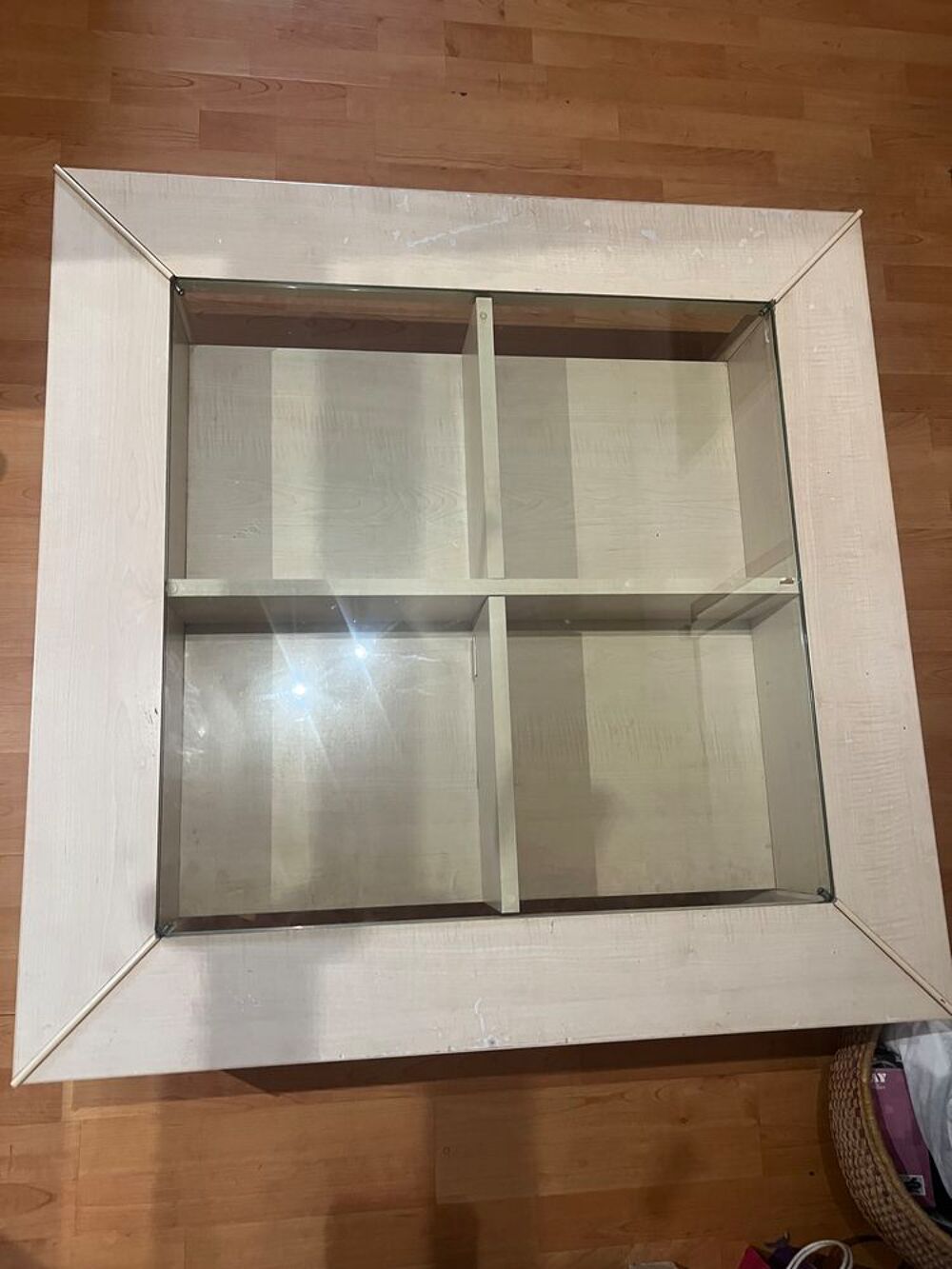 Table basse moderne avec vitrine int&eacute;gr&eacute;e. Meubles
