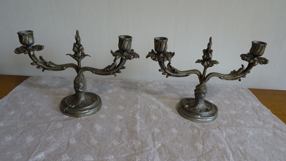 LOT DE 2 BOUGEOIRS EN BRONZE A 2 BRANCHES Décoration