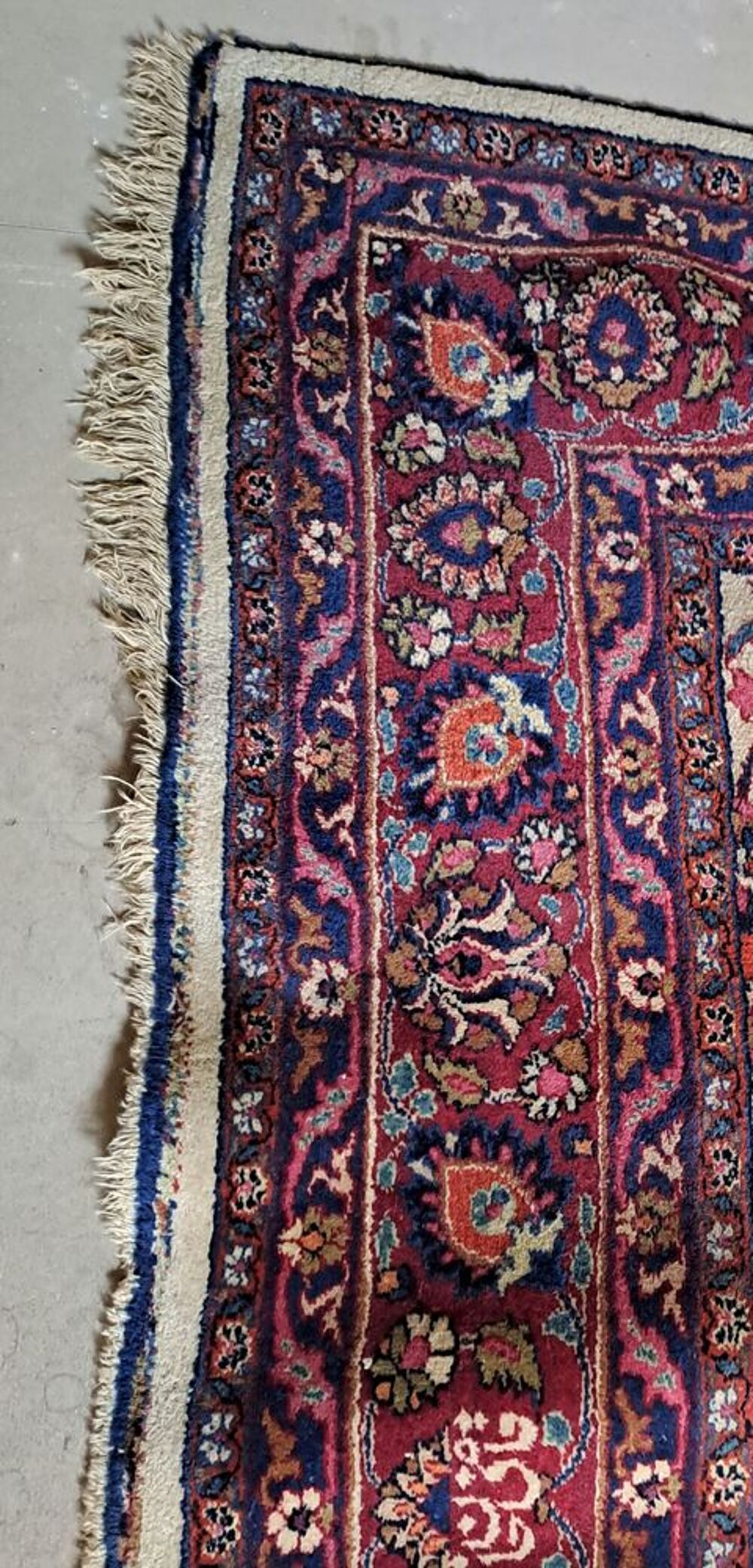 Tapis Persan antique sign&eacute; fait main en laine Décoration