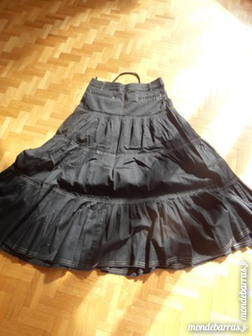 Jupe noire &agrave; volants Vêtements