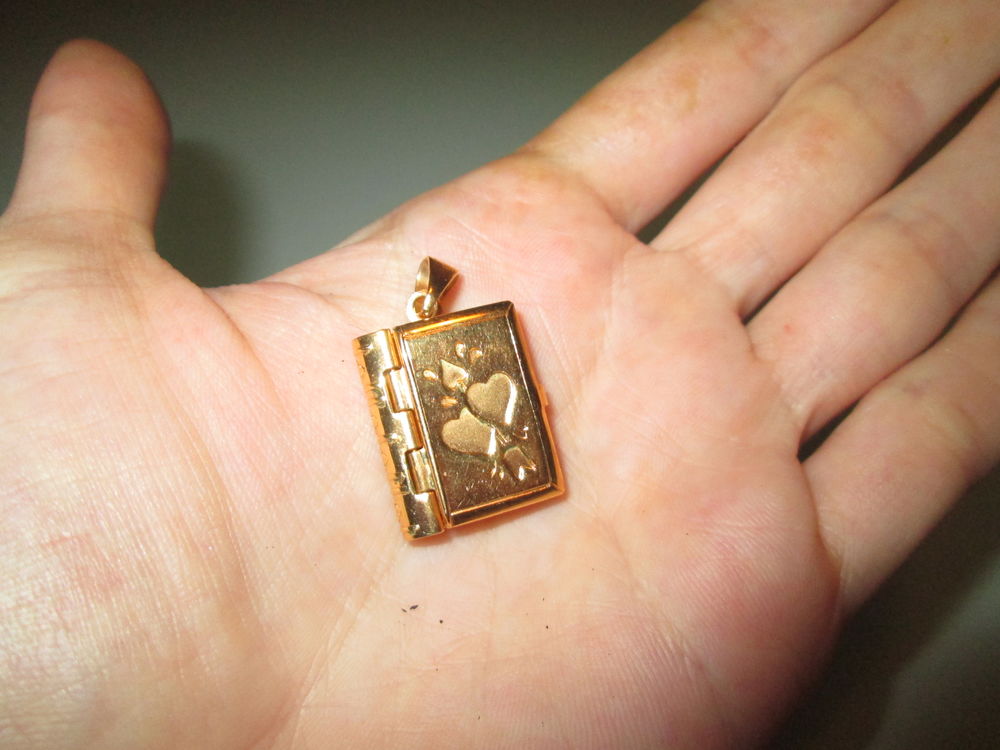Pendentif livre plaqu&eacute; or Bijoux et montres